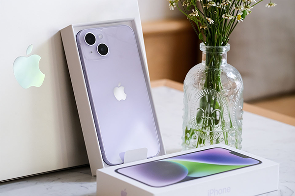 iPhone 14 thường màu tím mang màu Pastel cực kỳ thơ mộng